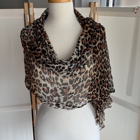 Animal print polyester scarf. - Picture 2 of 13